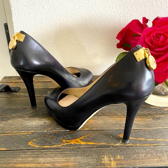 Michael Kors peep-toe “Josie Peep” w/Mk gold lock detail on back. (Size 6M).🌹 - Picture 6 of 16